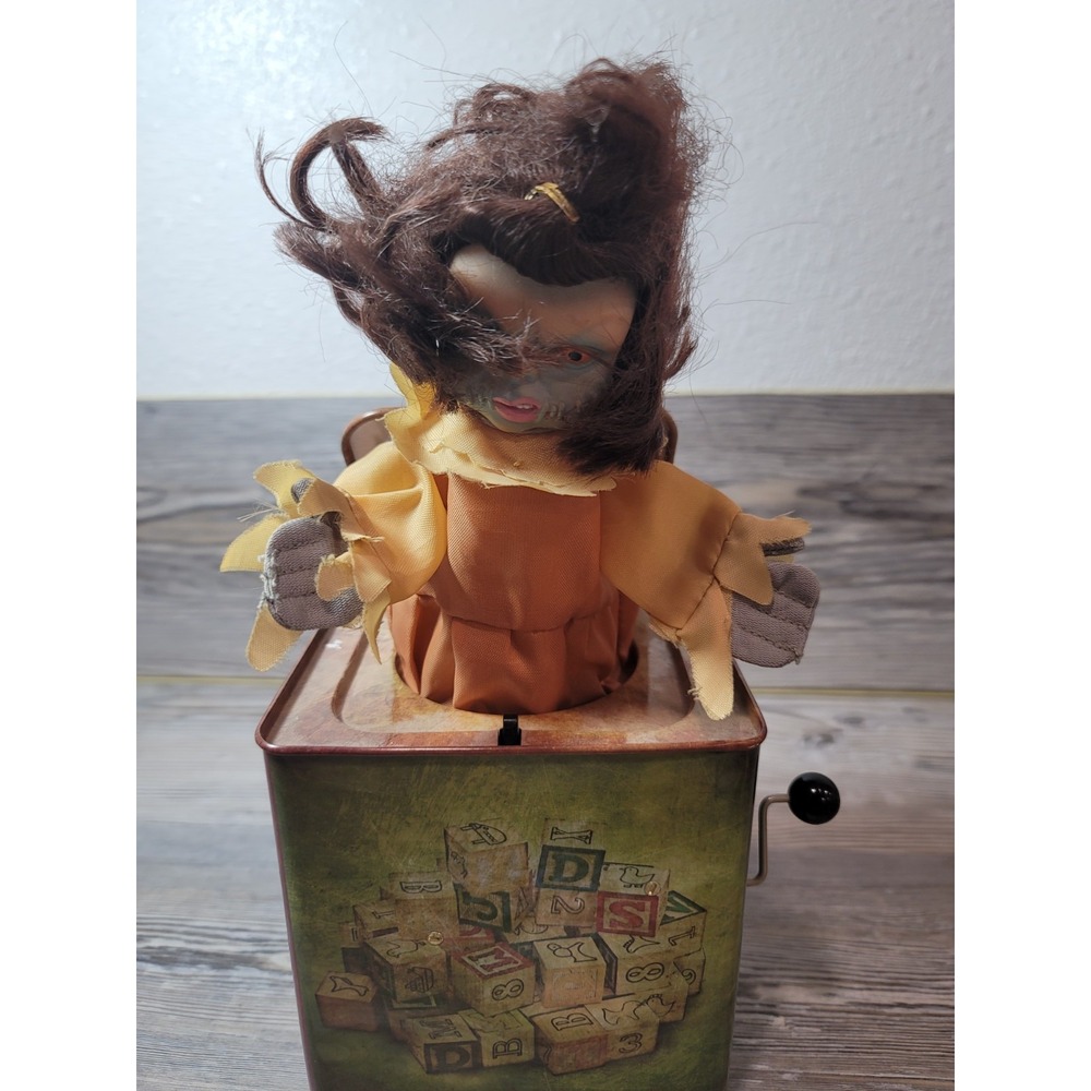 Halloween Spirt Clown jack in the box plays scary messages 3AA batterys and POPS